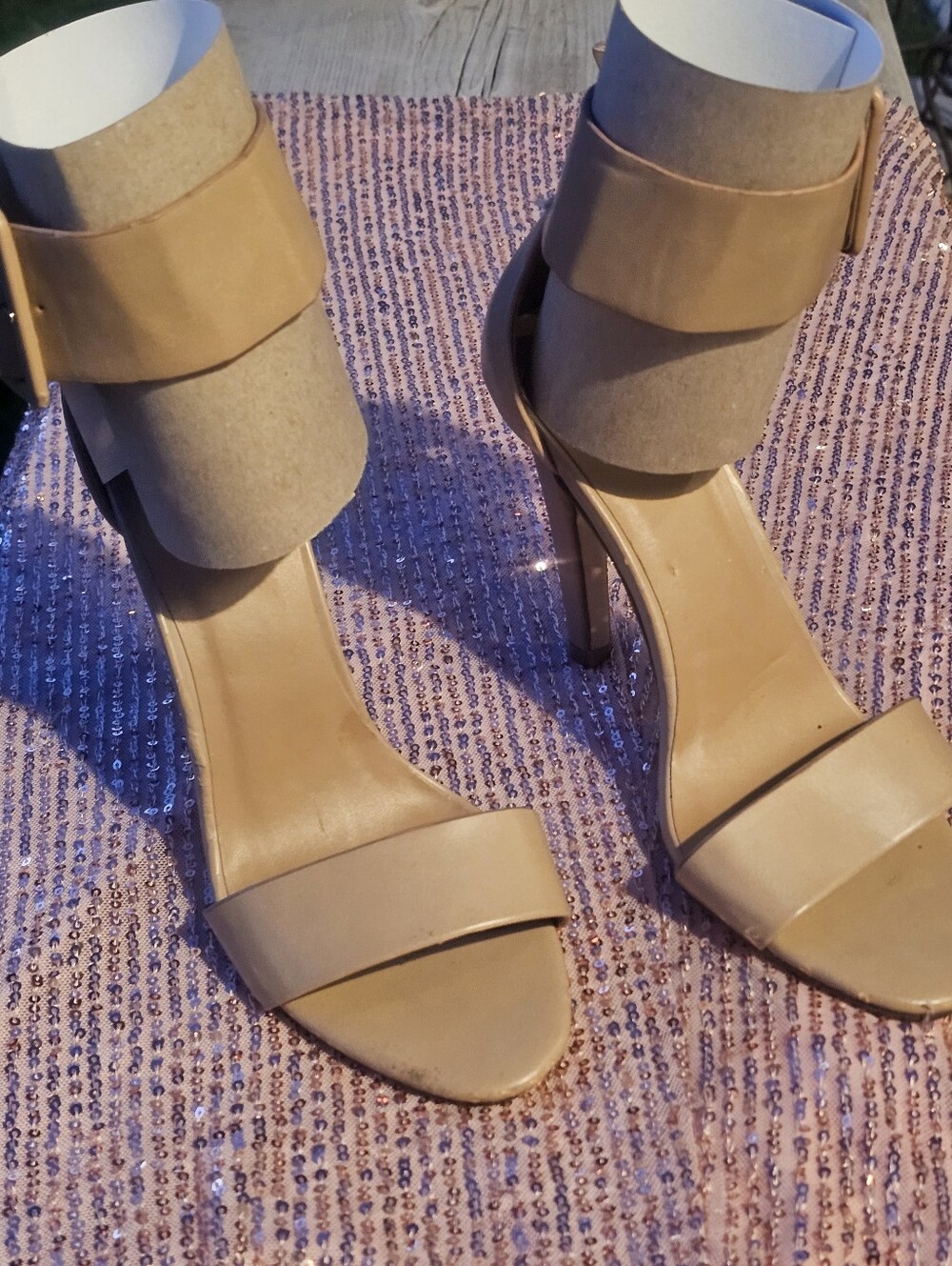 Beautiful neutral-tone minimalist block heel sandals in women’s size 7.